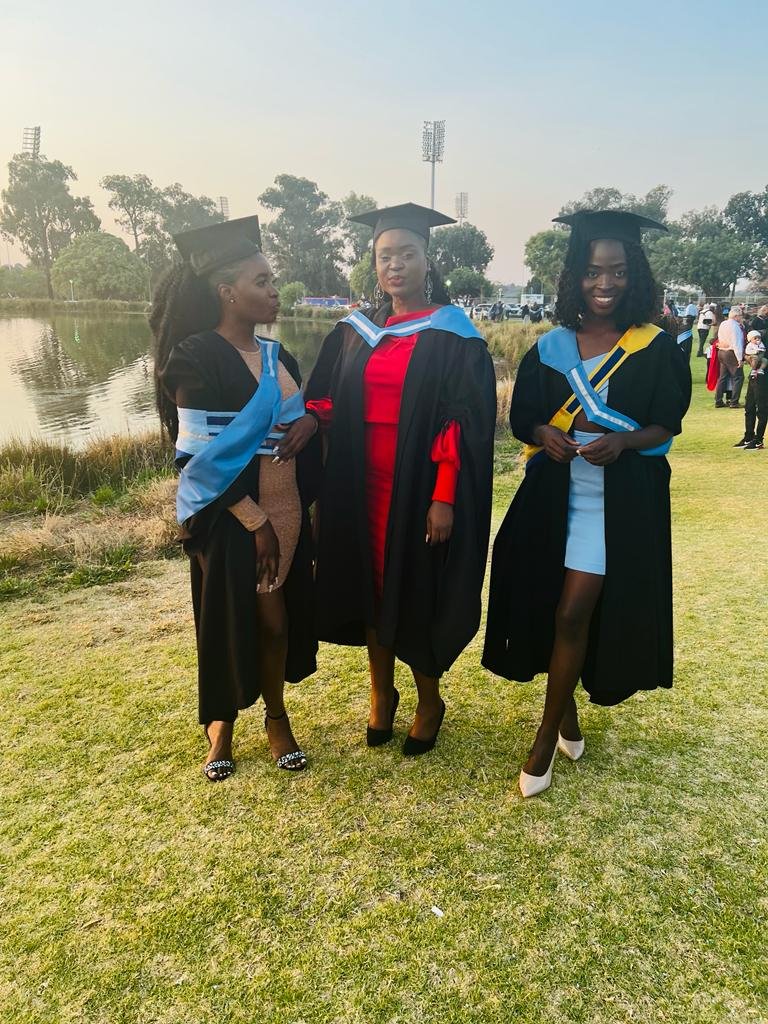 chrissysebe's tweet photo. Graduates 🎓🎓🎓 https://t.co/IT6l7eGwrx