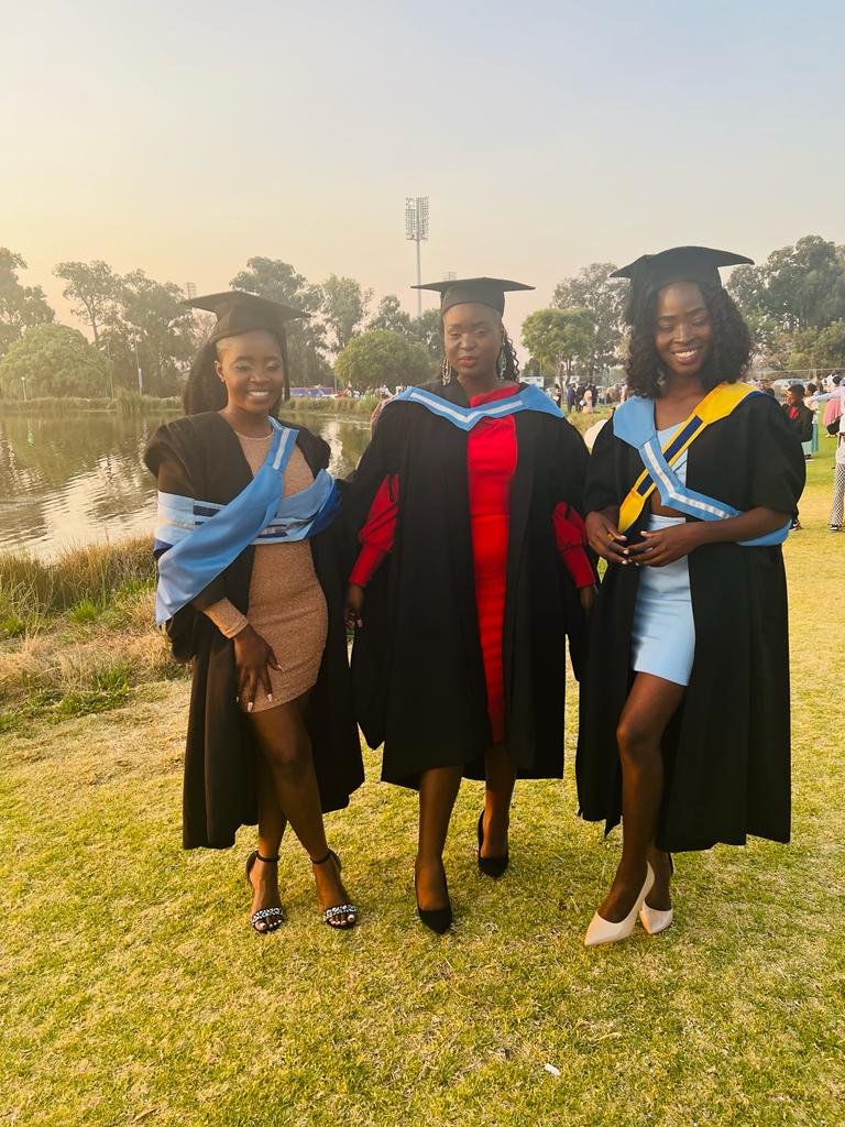 chrissysebe's tweet photo. Graduates 🎓🎓🎓 https://t.co/IT6l7eGwrx