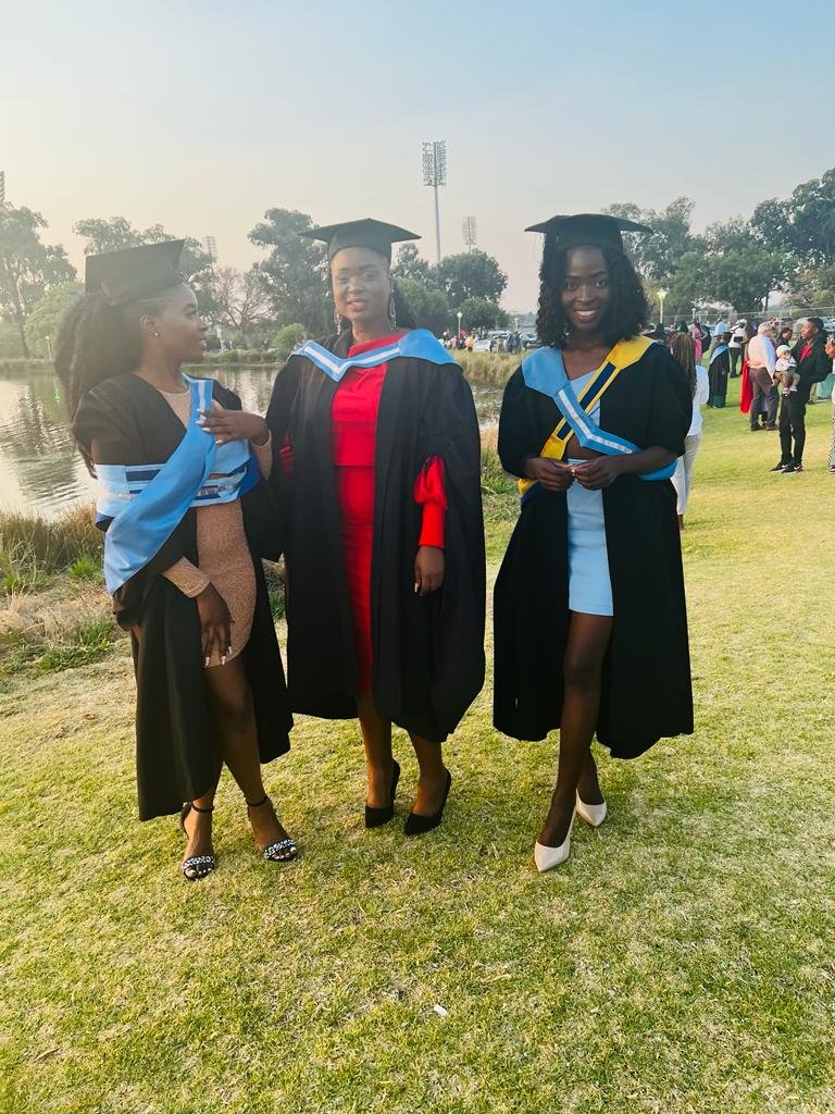 chrissysebe's tweet photo. Graduates 🎓🎓🎓 https://t.co/IT6l7eGwrx