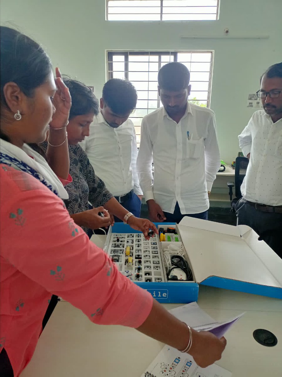 igrsMallat651's tweet photo. IBM STEM for girls MCT's Training
@Captain_Mani72
@SWDGok
@kreisemahithi https://t.co/Xgk2i46hIi