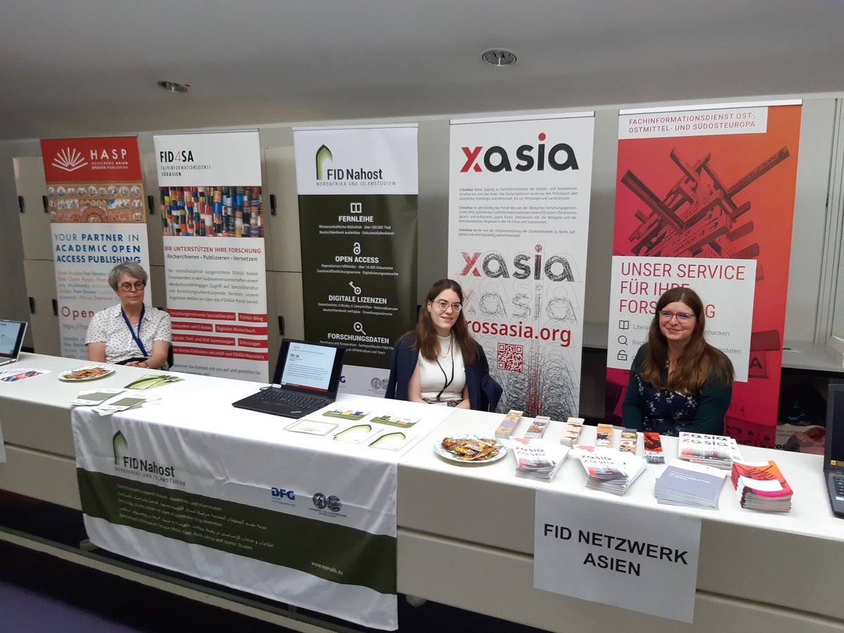 menalib's tweet photo. Aufbau geschafft! Das FID-Netzwerk Asien steht bereit für Ihre Fragen und Anregungen auf dem
#dot22 in Berlin
@CrossAsia @FID4SA @FID_Ost https://t.co/XUFpf4gUwY