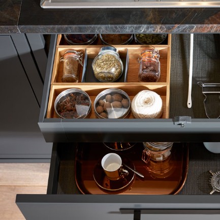 homecaresupp's tweet photo. Love a bit of kitchen storage?

1909 Kitchens has a plethora of clever storgae ideas where they have a place for everything,  choose from simple cupboards to plentiful pull-outs, pantries, partitions drawers, and nifty bookshelves.

https://t.co/7Ovw5KTrNO https://t.co/kMCkGgYWxw