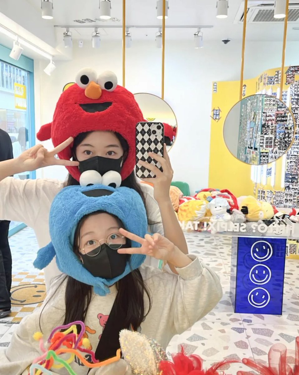 H2H_NEWS's tweet photo. [TRANS] 220912 awesomehaeun IG update 

Sister's cut

you can't leave this out!
4cuts!
#nasisters #nasisters #Chuseok #4cuts #redandublue
📎https://t.co/aqjYigx1vc
#NaHaeun https://t.co/W91GhPUCdP