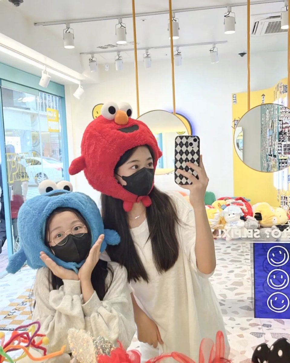 H2H_NEWS's tweet photo. [TRANS] 220912 awesomehaeun IG update 

Sister's cut

you can't leave this out!
4cuts!
#nasisters #nasisters #Chuseok #4cuts #redandublue
📎https://t.co/aqjYigx1vc
#NaHaeun https://t.co/W91GhPUCdP