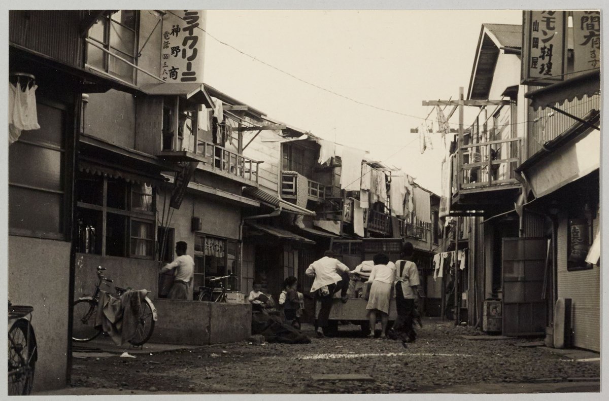 こういう写真、お好きですか？
約60年前、東海道新幹線が開通する前の我が街、我がエリア、名古屋駅西の姿です〜！

参加型写真展【NEN アーカイブス】
〜駅裏が存在する限り 戦後は終わらない。〜
9月17日(土)～10月8日(土)
11:00～19:00 ※日・祝休廊
会場 : ホリエビル本館 2F Gallery NA2