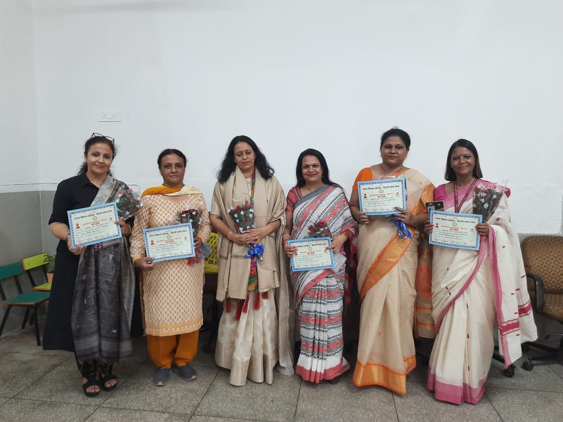 MSMSDelhi's tweet photo. "Guru Vandan Chaatra Abhinandan"

#BharatVikasParishad organised #TeachersFelicitationCeremony on 8th September 2022.

5 Teachers, along with Principal ma'am were awarded by the organisation, for their contributions to the field of #education.

#ProudMoment
#MSMS https://t.co/siIbsb4NB0