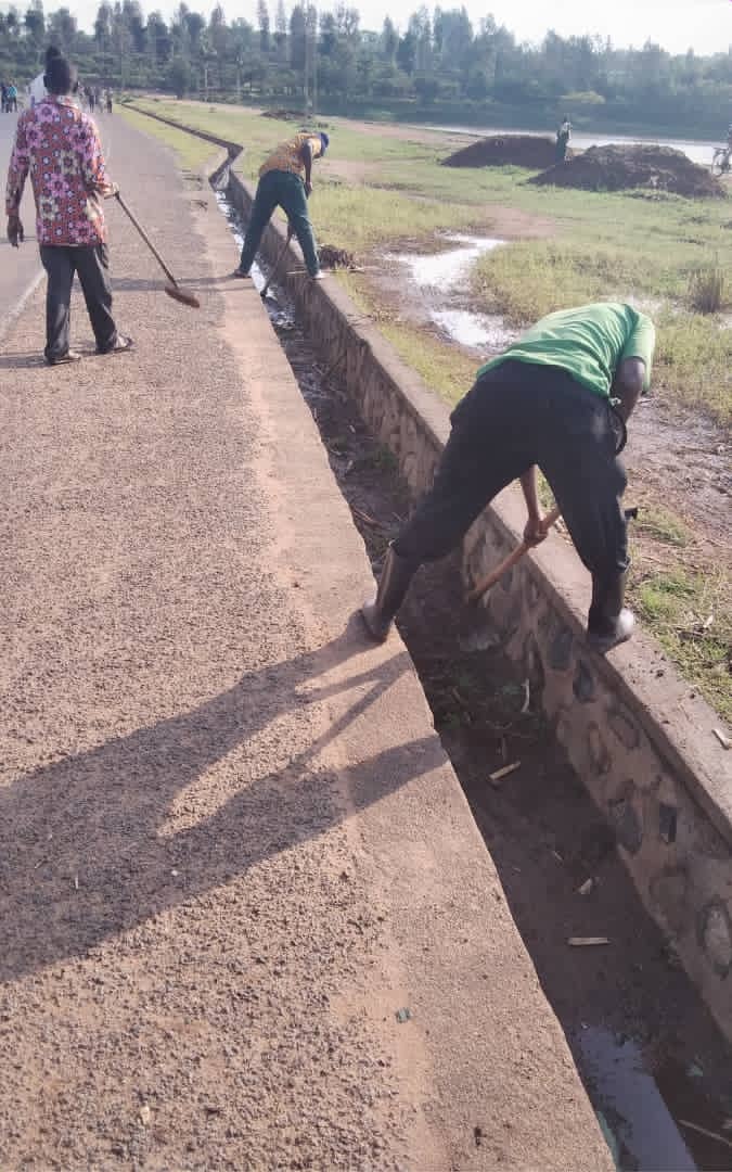 NyagatareSector's tweet photo. Mu Murenge twazindukiye mu #Gitondo cy'Isuku, ibikorwa byibanze mu gusukura centre z'ubucuruzi mu mujyi wa @NyagatareDistr no munkengero.
@RwandaLocalGov https://t.co/Z1hyEGQTHf