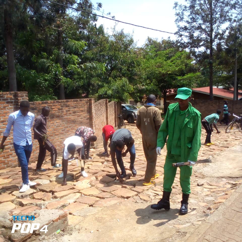 NyagatareSector's tweet photo. Mu Murenge twazindukiye mu #Gitondo cy'Isuku, ibikorwa byibanze mu gusukura centre z'ubucuruzi mu mujyi wa @NyagatareDistr no munkengero.
@RwandaLocalGov https://t.co/Z1hyEGQTHf