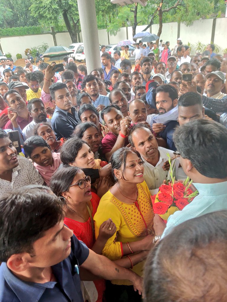 HemantSorenJMM's tweet photo. आज आवास में अपनी मांगों और समास्याओं को लेकर आये विभिन्न वर्ग समूहों के प्रतिनिधियों से मुलाकात हुई।
पूर्व की सरकारों द्वारा फैलाये गए मकड़जाल को हम एक-एक कर ठीक कर सभी वर्गों को उनका हक-अधिकार देने का काम कर रहे हैं। 
यह जनता की सरकार है। जनता के लिए काम कर रही है। https://t.co/QjcmxccOqf