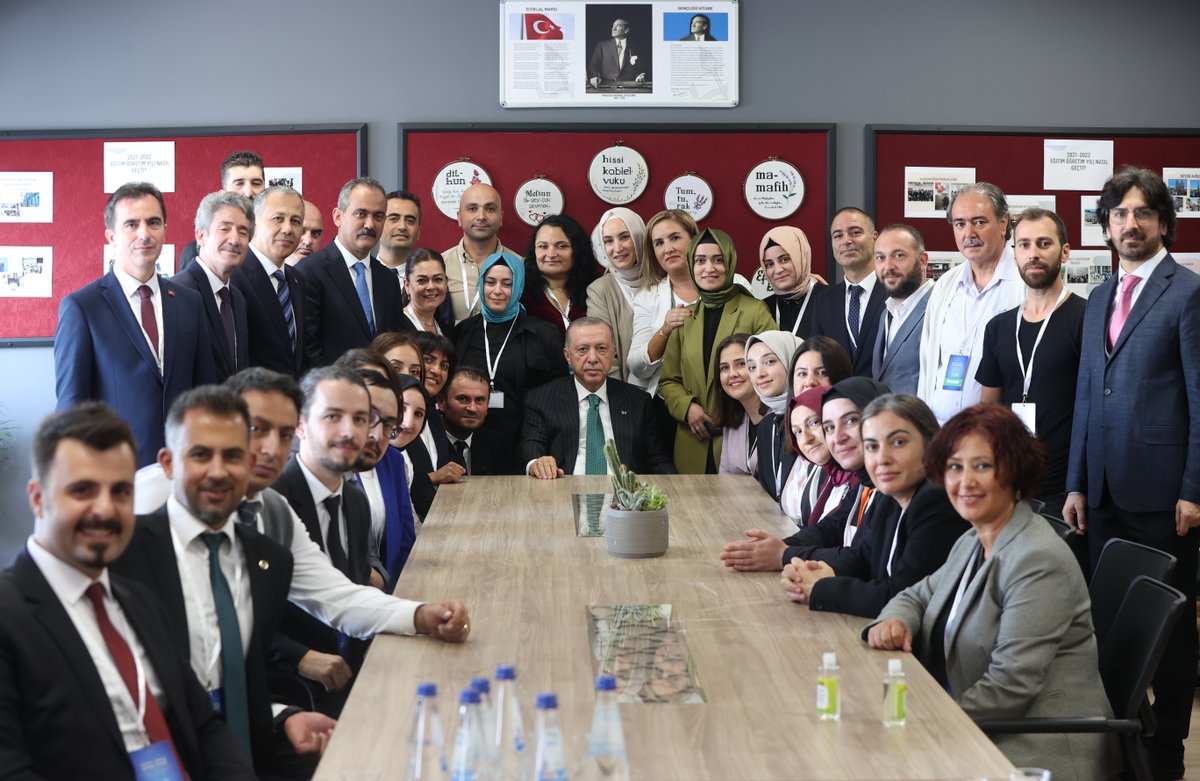 RTErdogan's tweet photo. Öğretmenlerimizle birlikte ülkemizin dört bir yanındaki eğitim neferlerimizin tamamına hizmetleri, gayretleri, sabırları için ülkem ve milletim adına teşekkür ediyorum.

Yeni eğitim-öğretim yılında tüm öğretmenlerimize başarılar diliyorum. https://t.co/Frkd1dn02P