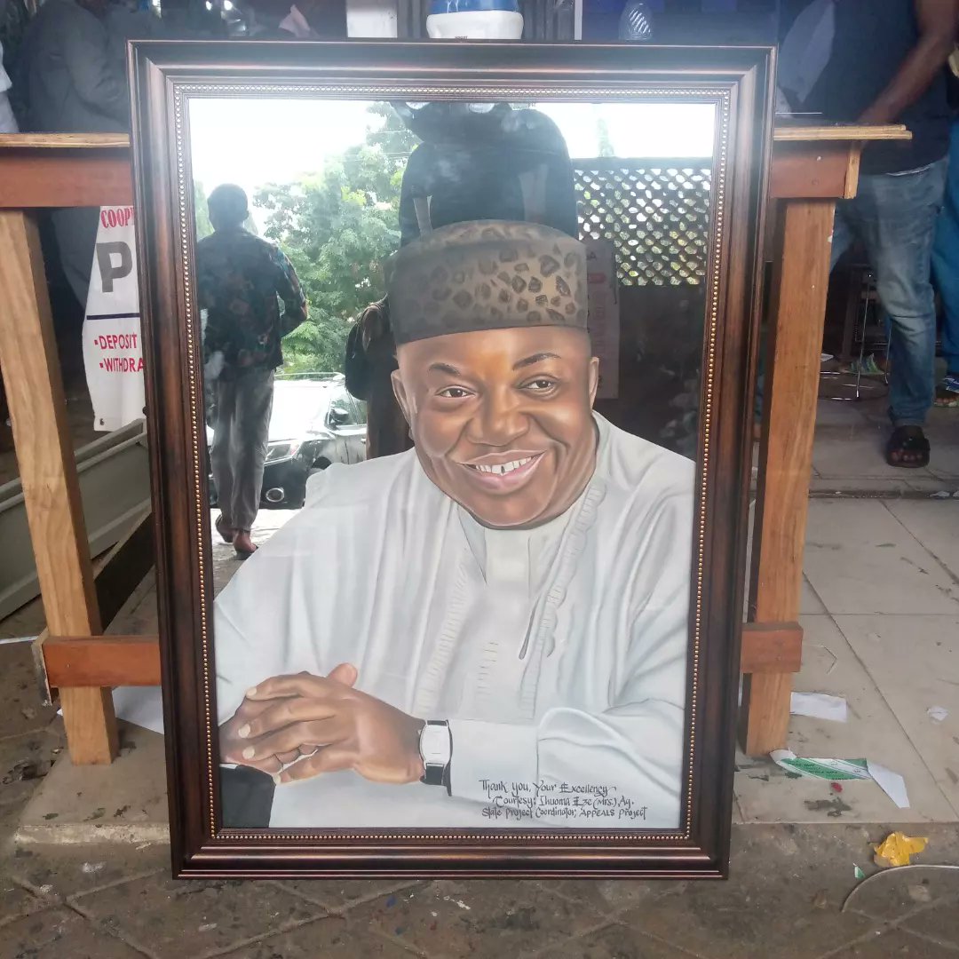 Hectolala's tweet photo. Size: 2" x 3" feet
Medium: pastel chalk
Time: 7hrs
A commissioned work of Enugu state governor @ifeanyilawrenceugwuanyi, #gburugburu.
#artistsontwitter #pastel #pastelpainting #itoosabi #black_artz
#BBNaija #NotMyKing  #earthquake https://t.co/DaE8oh7OKe
