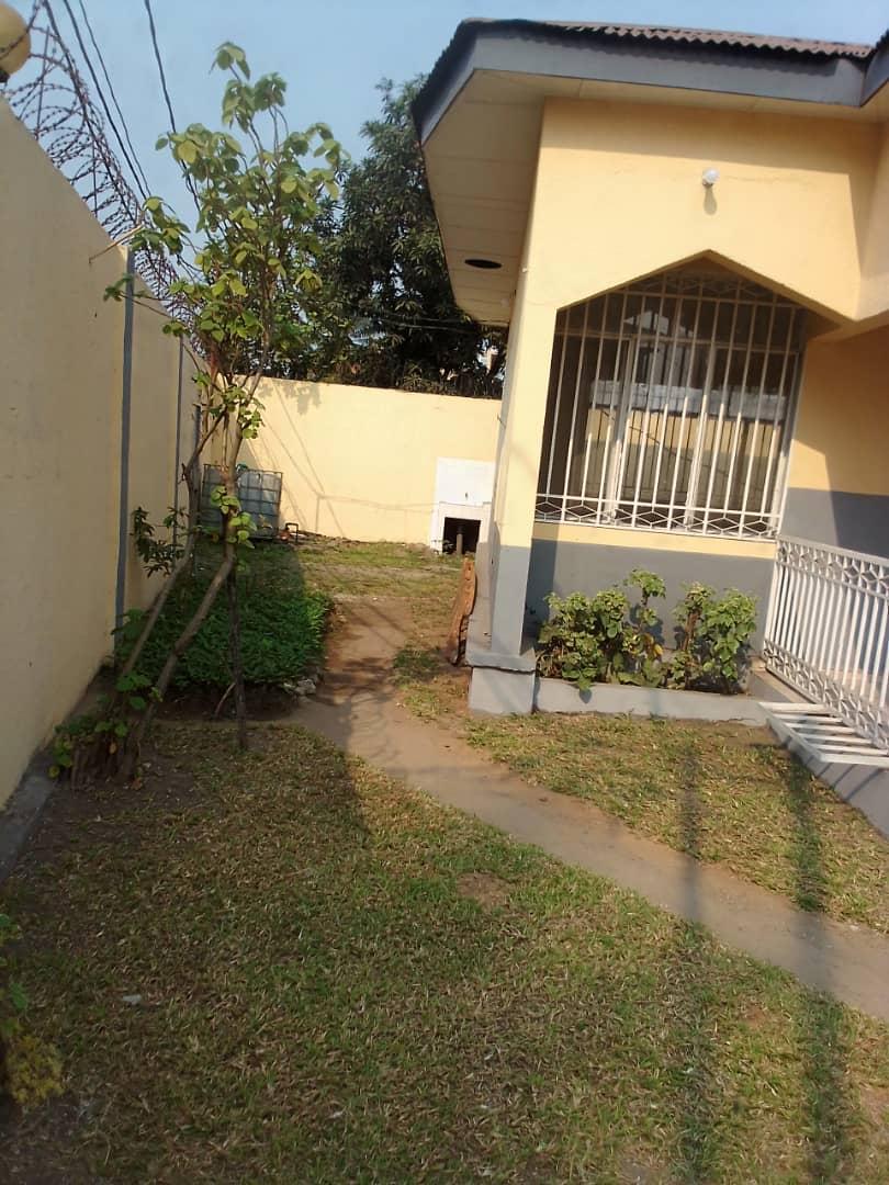 immo_auto_DRC's tweet photo. Parcelle à vendre avec une jolie maison
Localisation:*Limete 7e rue industrielle (réf: école cartésien)*Composition:4chambres(avec garde robe)*2salles de bain*Salon*Cuisine*Guérite*Parking pour 6 véhicules*Dimensions : *25m/30m*Prix : *250.000$ à discuter* https://t.co/nrb5mpHtL1