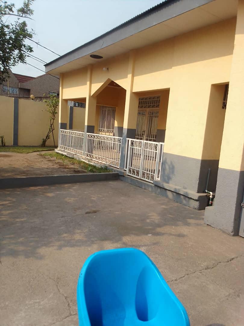 immo_auto_DRC's tweet photo. Parcelle à vendre avec une jolie maison
Localisation:*Limete 7e rue industrielle (réf: école cartésien)*Composition:4chambres(avec garde robe)*2salles de bain*Salon*Cuisine*Guérite*Parking pour 6 véhicules*Dimensions : *25m/30m*Prix : *250.000$ à discuter* https://t.co/nrb5mpHtL1