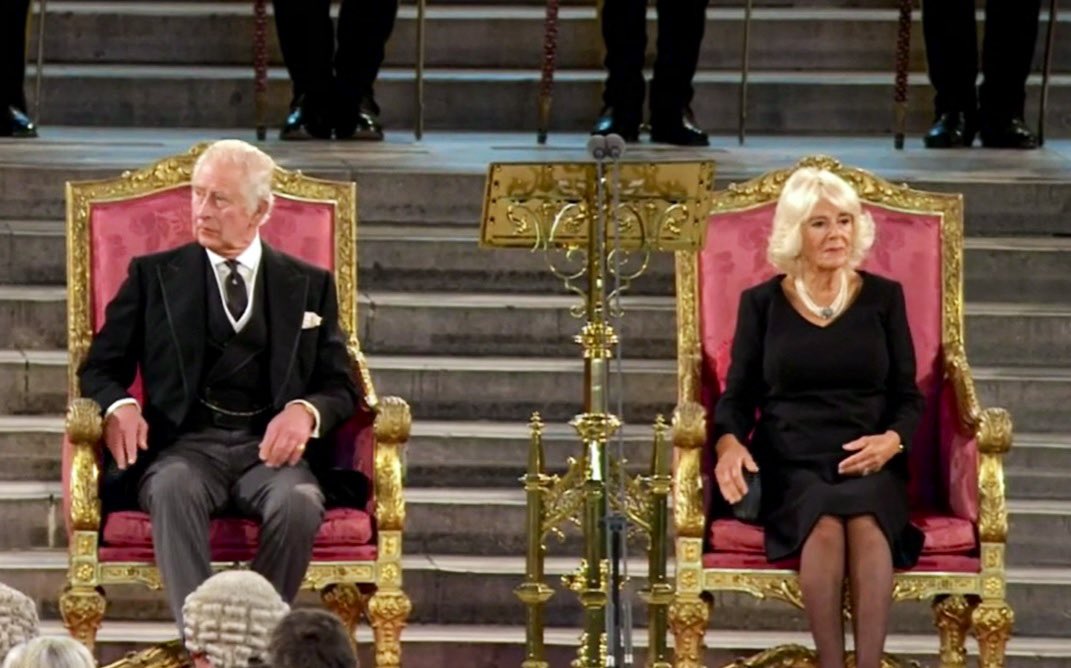scobie's tweet photo. King Charles and Camilla, Queen Consort sit in thrones at Westminster Hall in London where they are receiving condolences from both Houses of Parliament.
In his response, Charles said, “As Shakespeare said of the earlier Queen Elizabeth, she was a pattern to all princes living.” https://t.co/vPzfmgnq6J