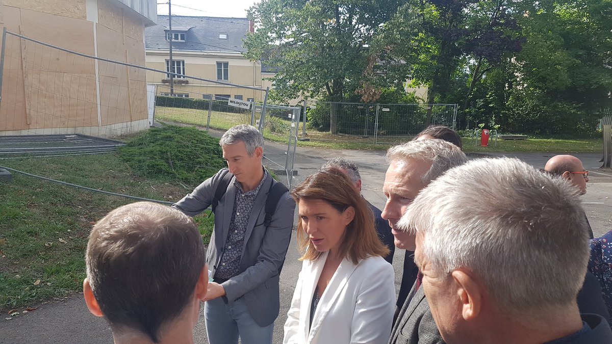 LyceeDouanier's tweet photo. Visite de la présidente de la Région des pays de la Loire, Christelle Morançais, au lycée D.Rousseau.
Remise des ordinateurs, restructuration, rencontres avec des élèves. Une visite bien remplie. https://t.co/WCUZwZfxR4