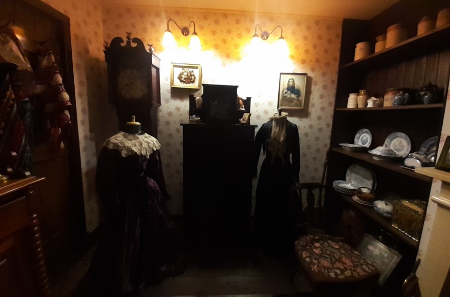 The shop we are exploring this week as part of our #JourneyThroughGladstoneCourt is Misses Scott, the Dressmakers. Jeannie and Maggie Scott became dressmakers and worked from home.