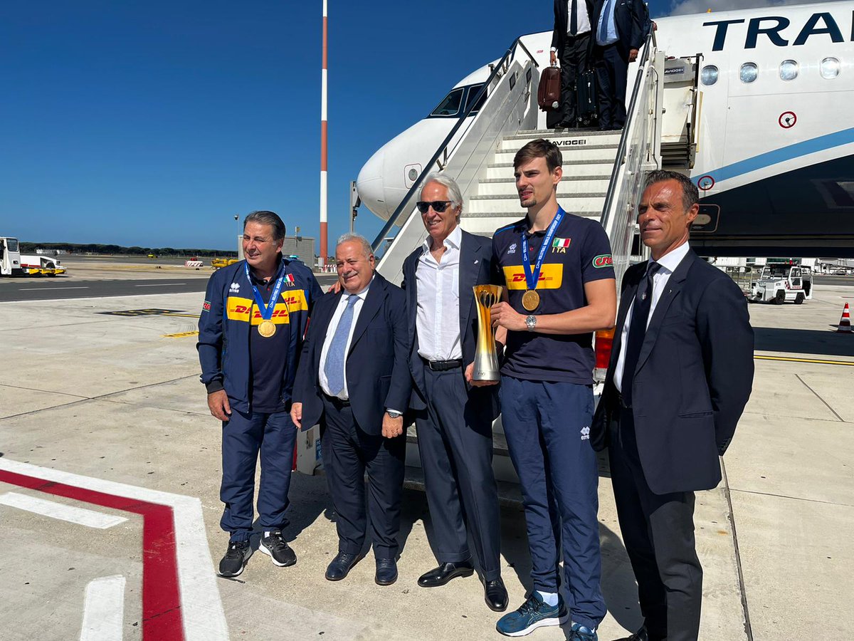 Federvolley's tweet photo. 💚🤍❤️  I CAMPIONI DEL MONDO SONO TORNATI A CASA 🙌 🏆

#LaNazionale @Coninews @giomalago @GiuseManfredi https://t.co/HCpQL8mLme