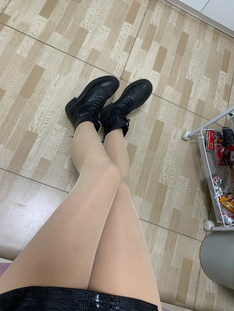 zhenjiangxiaoj1's tweet photo. 听说你们喜欢黑色不喜欢肉丝，有这回事吗？#镇江 https://t.co/C1DDgWQvIe