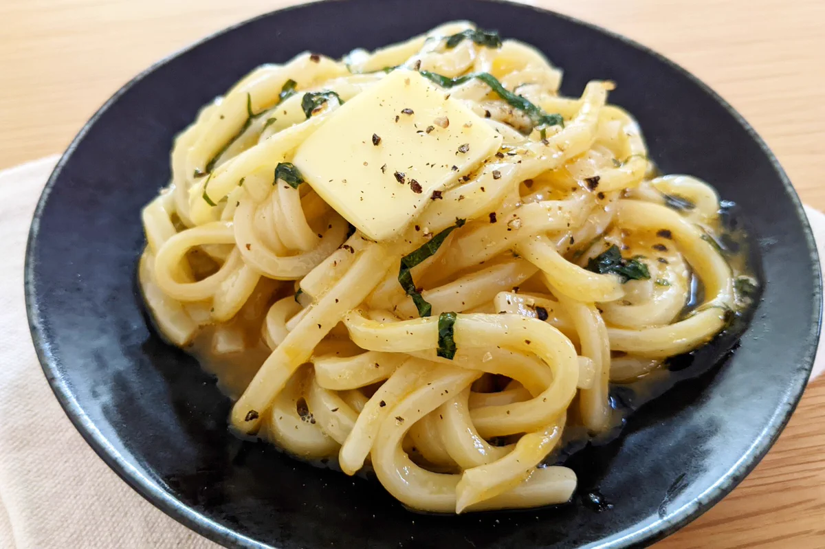 パッと混ぜてランチタイム！大葉が爽やか、塩バター釜玉うどん。