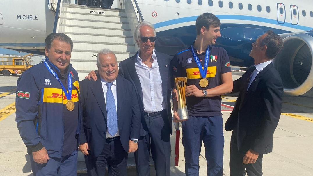 Coninews's tweet photo. I Campioni del Mondo sono atterrati a Roma!

Ad accoglierli il Presidente del CONI @giomalago e il Segretario Generale Carlo Mornati. Alle 12:45 gli azzurri saranno ricevuti dal Presidente della Repubblica Sergio Mattarella e poi dal Premier Mario Draghi 👉https://t.co/1CnfyAKp8P https://t.co/bsfoMf7185