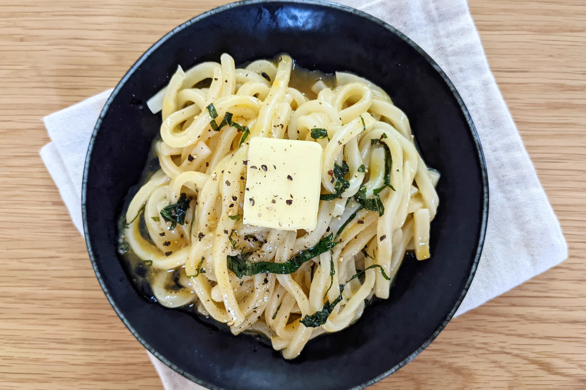 パッと混ぜてランチタイム！大葉が爽やか、塩バター釜玉うどん。