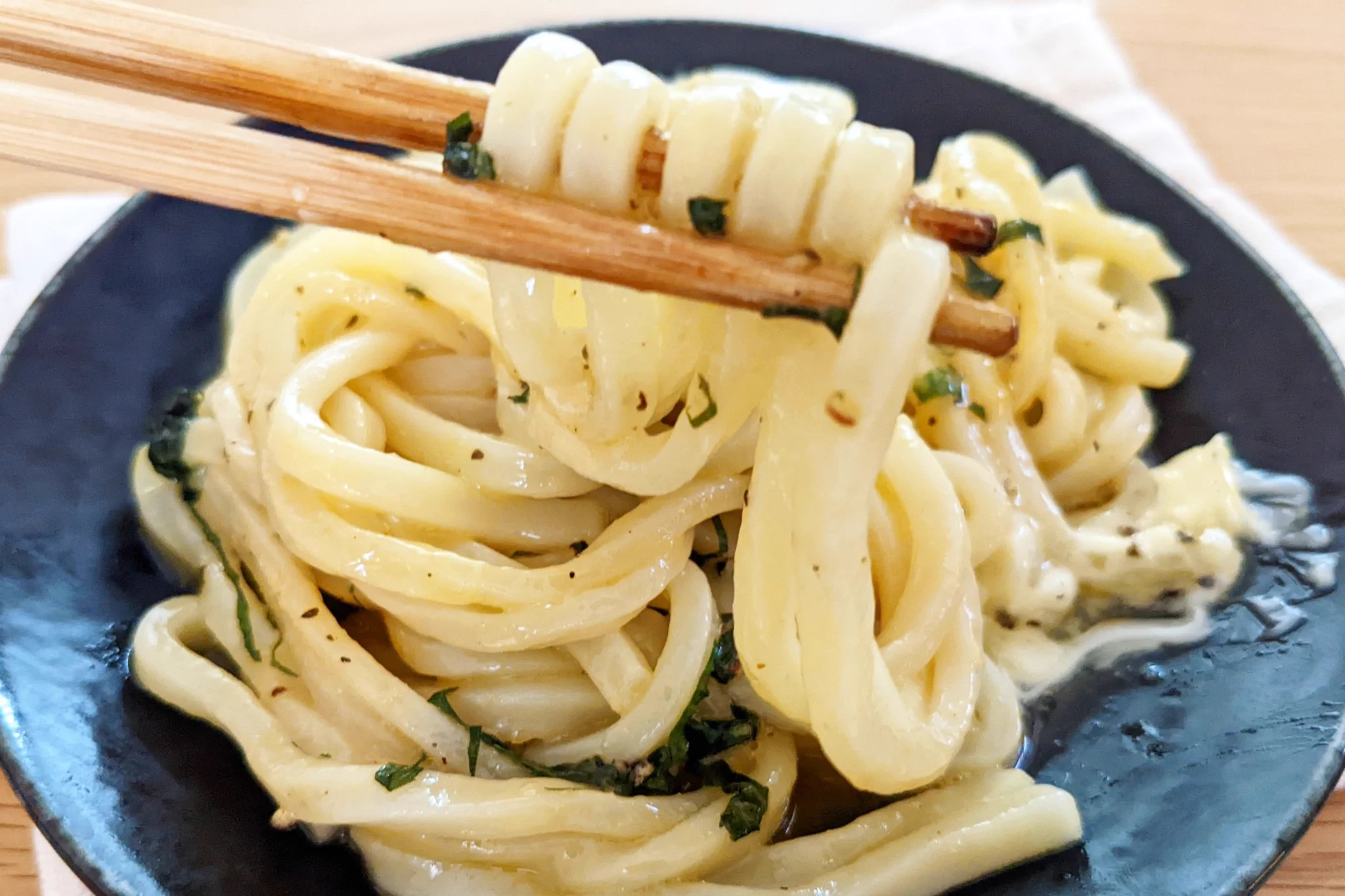 パッと混ぜてランチタイム！大葉が爽やか、塩バター釜玉うどん。