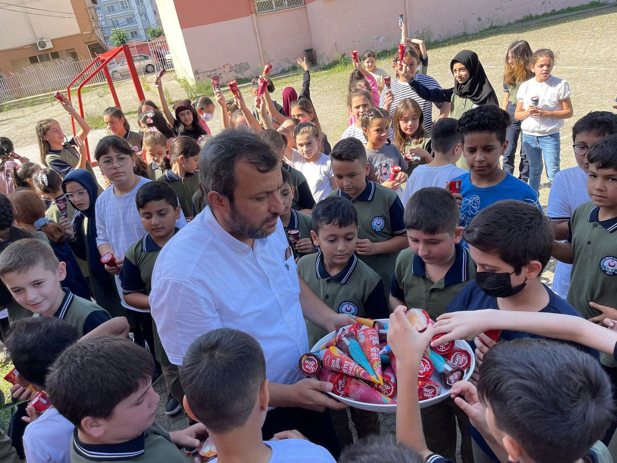 MTrabzon52's tweet photo. Kayıtlarımız dolmuş
5’ler ile tanışılmış 
Yüzler gülüyor 
Dondurmalar Müdürden☺️
#MutluÇocuklarınOkulu
#AltınorduİHO
@mehmetnezirg @tuncaysonel @mhilmiguler @mfvargeloglu @bekyurek https://t.co/z1oVLOtMm9