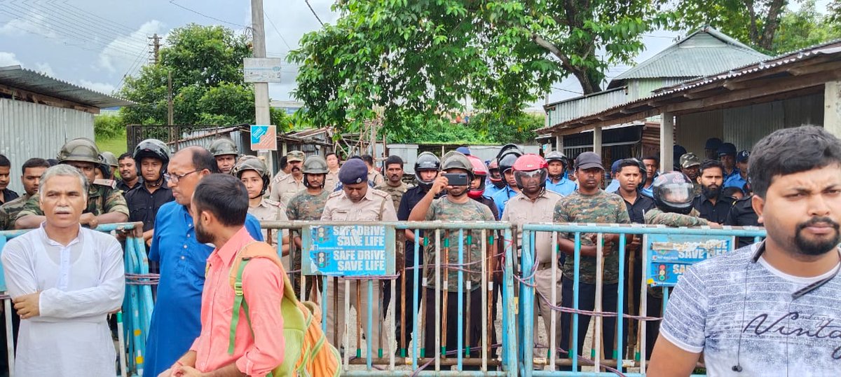 BJP4CobLive's tweet photo. নবান্ন চলো অভিযানে অংশগ্রহণ করতে বাধা দিতে কোচবিহার জেলার তুফানগঞ্জ বিধানসভা কেন্দ্রের কর্মীদের রেল স্টেশনের মুখে ব্যারিকেড দিয়ে আটকে দিয়েছে তৃণমূলের দলদাস পুলিশ। 

বিজেপি দলের ভাড়া করা ট্রেনে চড়তে বাধা দিচ্ছে নির্লজ্জ তৃণমূল সরকারের পুলিশ। #NabannaJabeCoochbehar https://t.co/M5jRBuY8Oo