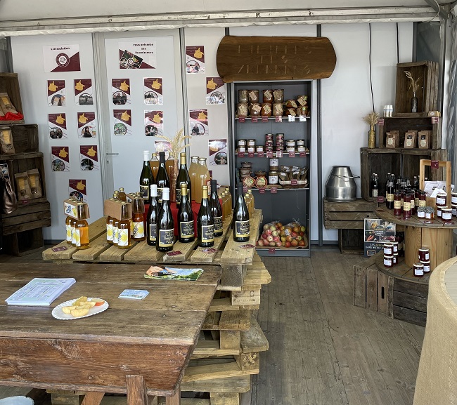 Alain BUCQUET, <a href="/Prefet08/">Préfet des Ardennes 🇫🇷🇪🇺</a>, s’est rendu ce vendredi 9 sept.2022, à la foire agricole de #Sedan. L'occasion de rencontrer l'association « Filières des Ardennes » : outil de soutien et de développement des productions locales afin de consommer et acheter local.