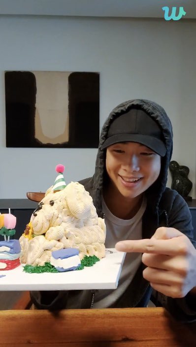 btsaresevennn's tweet photo. — [📝] Traducción completa del WEVERSE LIVE de #RM🎂 por su cumpleaños “Feliz Chuseok y mi cumpleaños” + la traducción de los comentarios de #JHOPE! https://t.co/leCfMk3czr