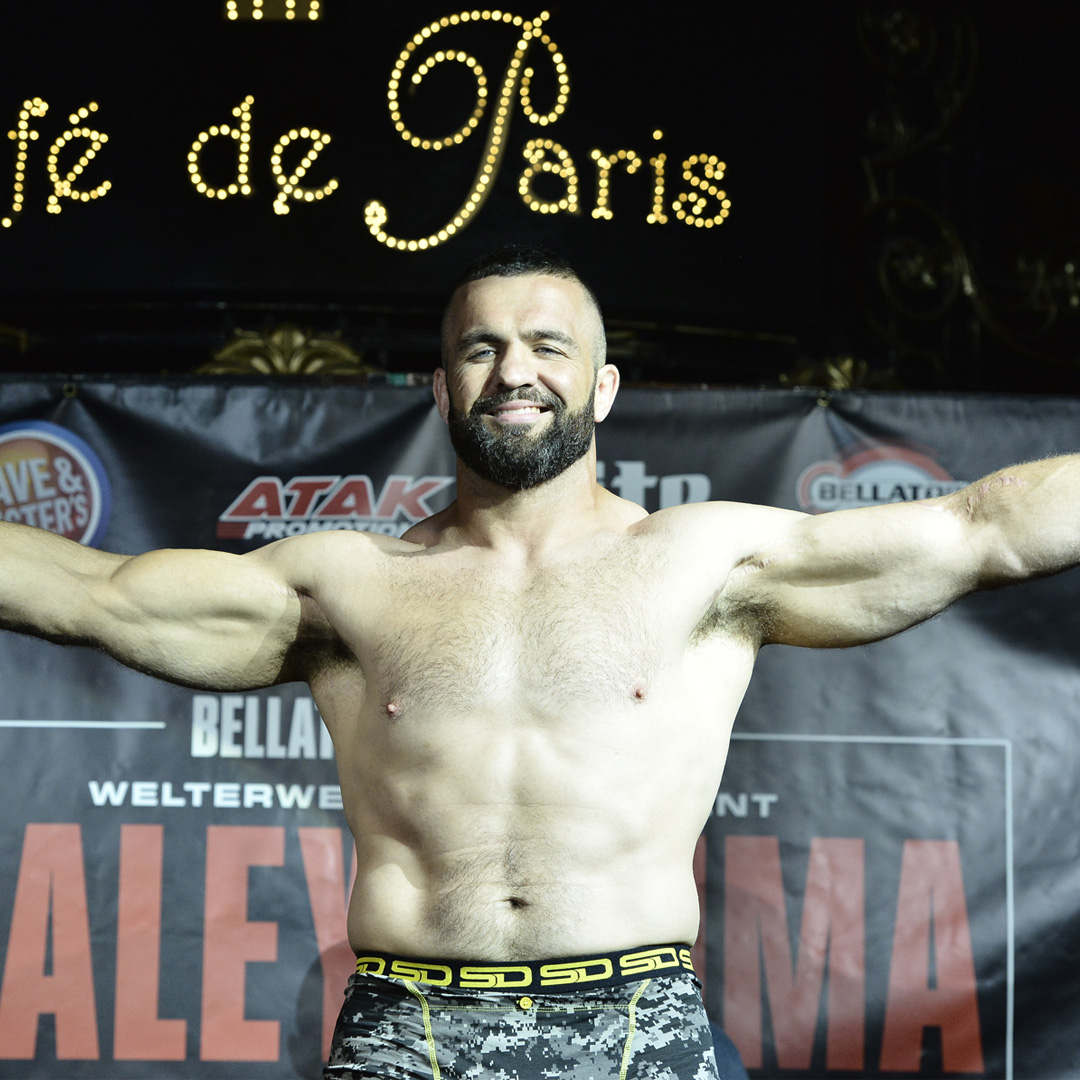 SmugglingDuds's tweet photo. Britain’s Strongest Man 2006 @OliThompson_Fit wearing some Carbon Digi-cam Smuggling Duds boxers at his Bellator London weigh-ins! 
#Camo #Camouflage #Soldier #Army #Marine #MMA #MixedMartialArts #Bellator https://t.co/3EiZ5Lub03
