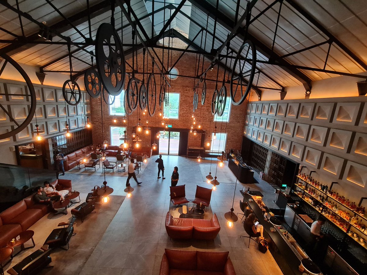 StarrySnow303's tweet photo. Taken from the perfect corner as advised by my client β£οΈβ£οΈ #singapore #staycation #drinksanyone? π https://t.co/HI4mVIeZdl