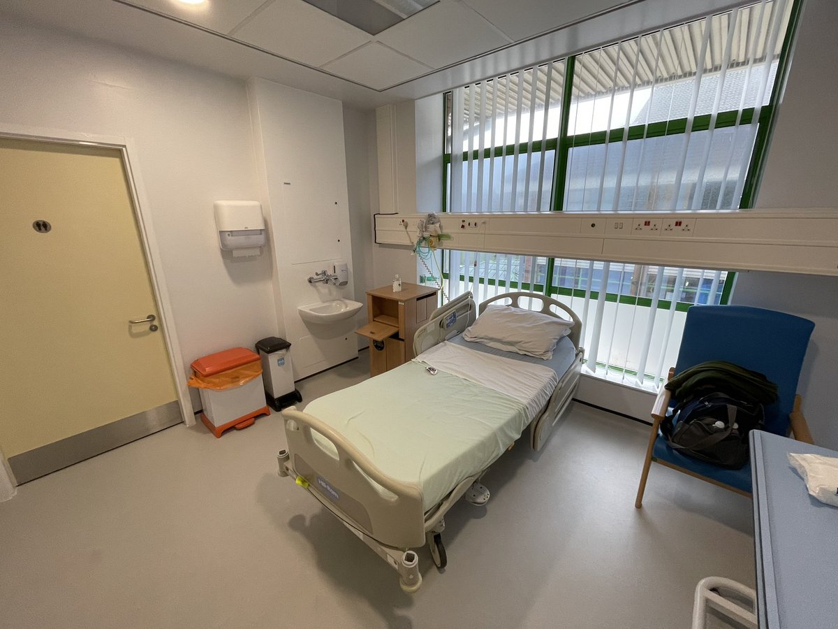 stechilly's tweet photo. En-suite room not bad #newshoulder #cricketseasonisover https://t.co/M9w0wBaE1L