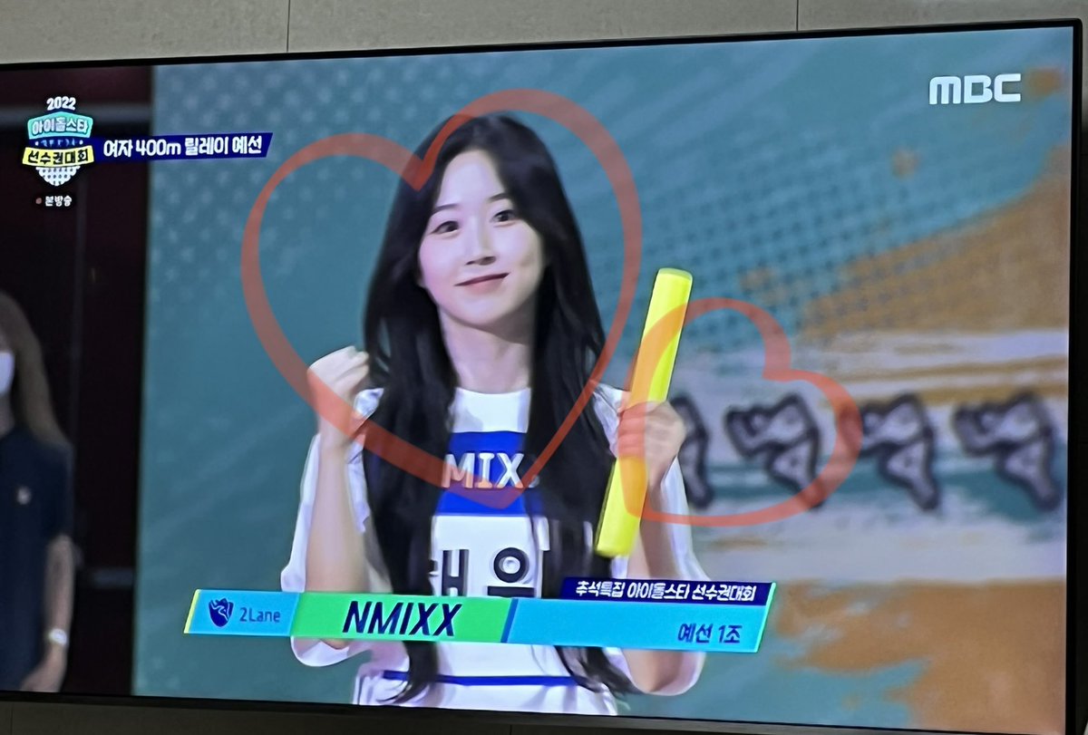 O126YOON's tweet photo. @MBC_entertain #2022아육대본방사수 #예능연구소 #엔믹스
짱믹스 계주 결승 진출 ෆ 
금요일에 한 설윤이 댄스스포츠��� 너무 좋았구 오늘 계주도 짱짱 빠이팅이야 ෆ 
아육대를 씹어먹는 미모…. 
아육대도 짱이구 엔믹스도 짱이당 .. 🥹😻🤍
우리 엔믹스 고생 많아떠요 본방사수 완료!🫶🏻 엔믹스 폴라 갖구 시퍼요.. https://t.co/M2McN8y3P0