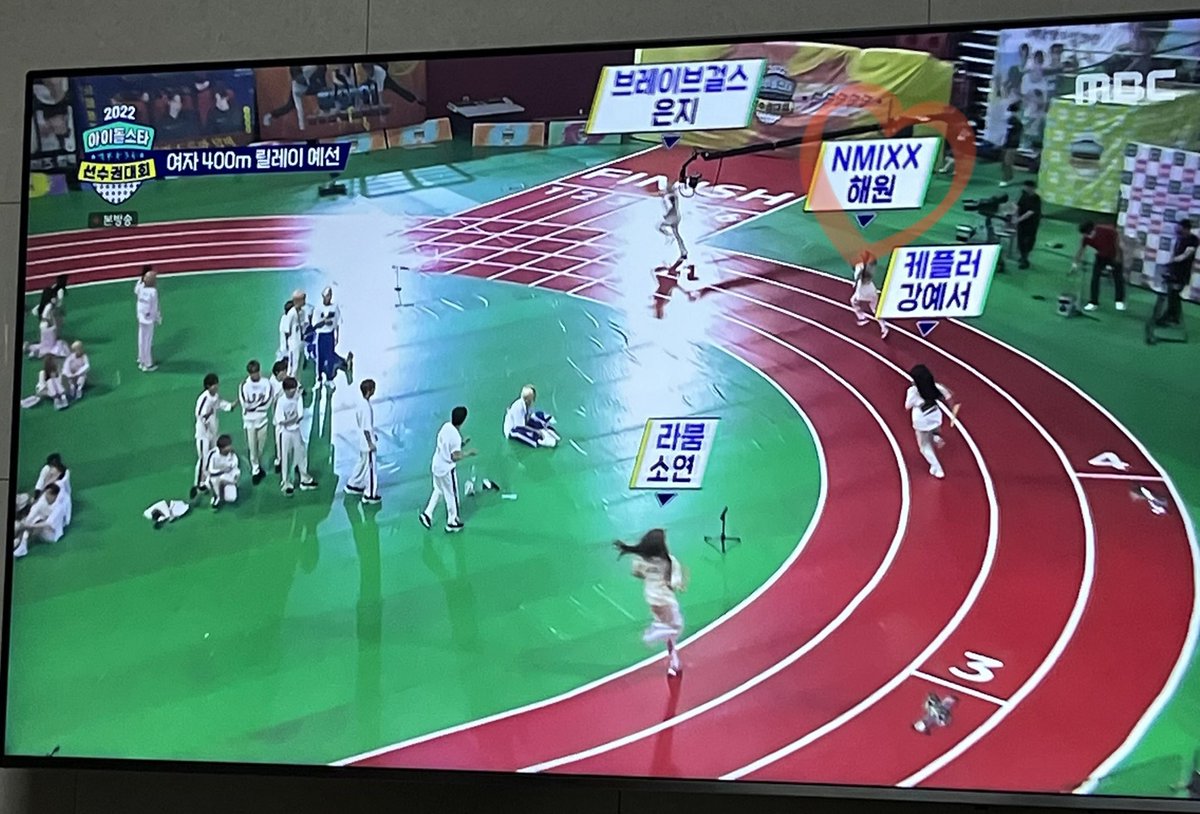 O126YOON's tweet photo. @MBC_entertain #2022아육대본방사수 #예능연구소 #엔믹스
짱믹스 계주 결승 진출 ෆ 
금요일에 한 설윤이 댄스스포츠��� 너무 좋았구 오늘 계주도 짱짱 빠이팅이야 ෆ 
아육대를 씹어먹는 미모…. 
아육대도 짱이구 엔믹스도 짱이당 .. 🥹😻🤍
우리 엔믹스 고생 많아떠요 본방사수 완료!🫶🏻 엔믹스 폴라 갖구 시퍼요.. https://t.co/M2McN8y3P0