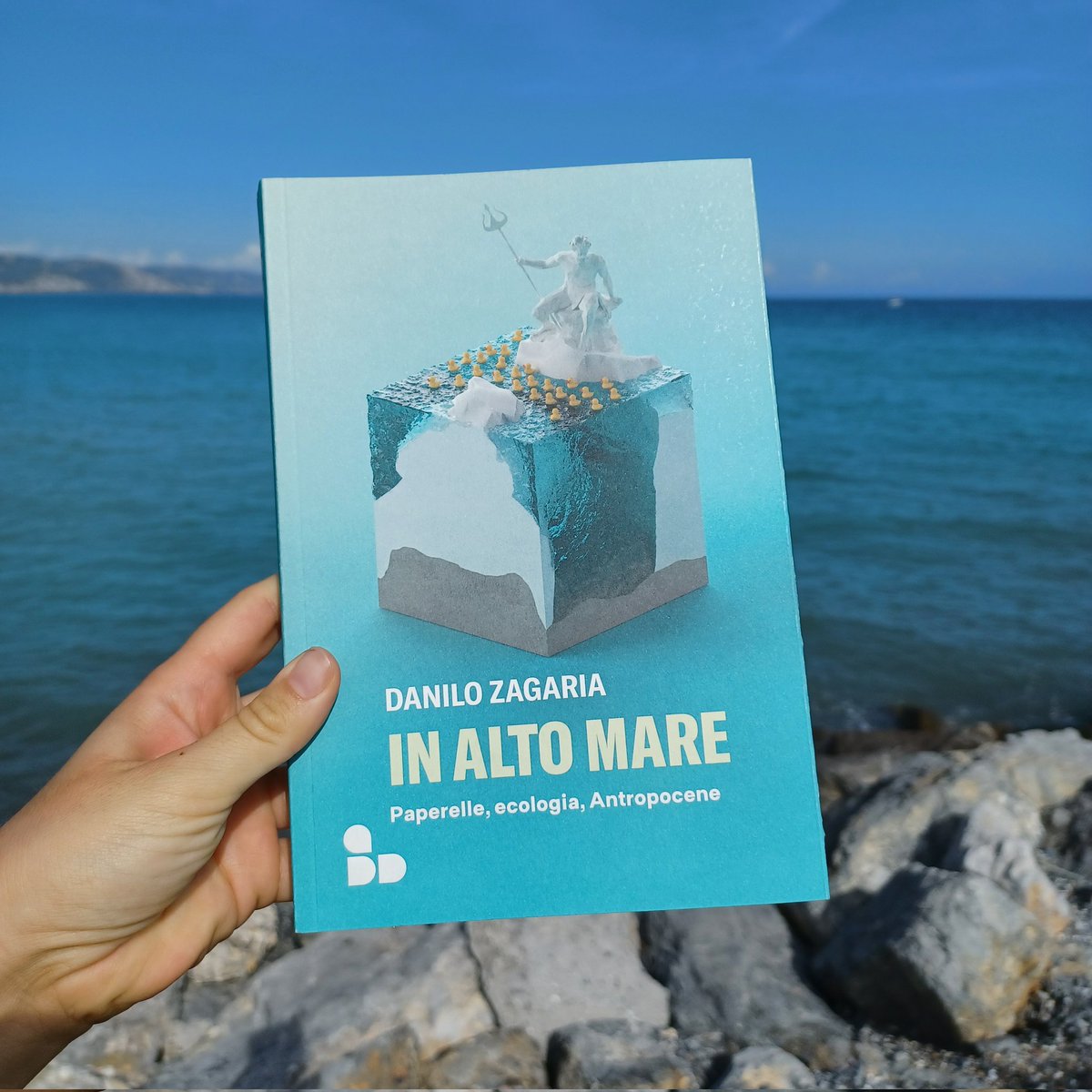 LaLineaLaterale's tweet photo. #inaltomare 🌊 📚
Ho scritto un #libro, tentando di spiegare in che modo #mari e #oceani stanno cambiando. Scienza e storie, ambiente e sostenibilità. Esce il 21/9 per @add_editore #ClimateCrisis #leggere #danilozagaria #lalinealaterale #scienza #ambiente https://t.co/1Men0PSF9K