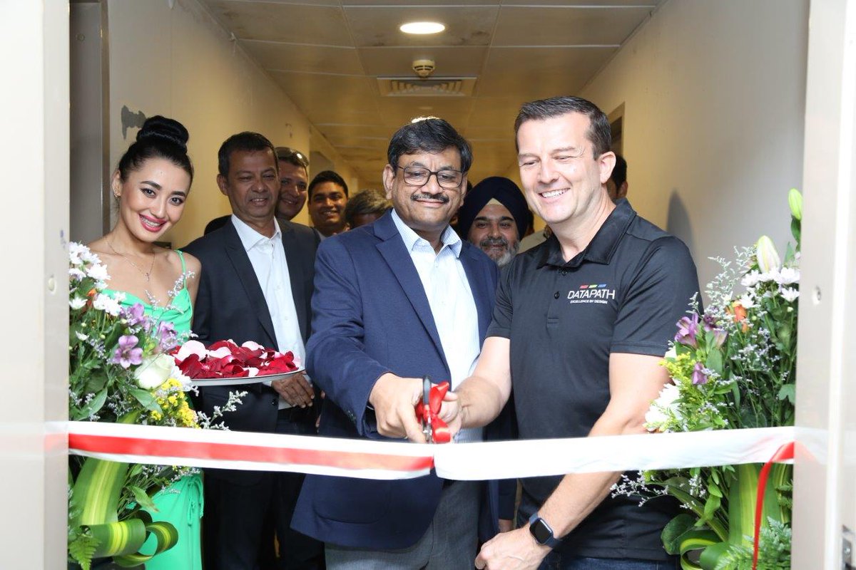Mindstec's tweet photo. We are pleased to annouce our new State of the Art Control and Command Experience Center at JLT, Inaugrated by Mr. Hemant Agarwal (Head of Delta Display Solutions) & Mr.Steve Simpson (Regional Manager Datapath Middle East)
#Datapath #Delta #Winsted #ControlRoom #CommandCenter https://t.co/AFCg7cUDob
