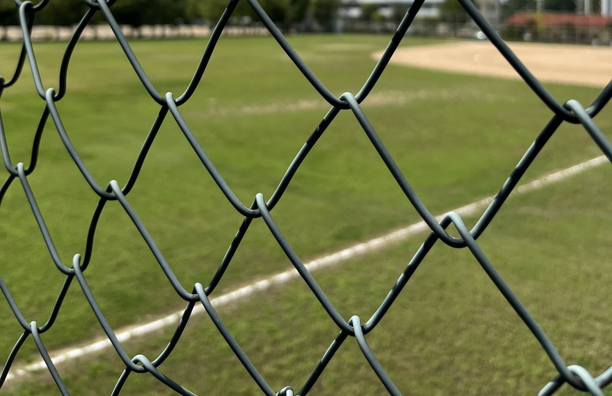 nikologue's tweet photo. 名もなき野球場 #写真好きな人と繋がりたい #baseballpark #ground #fence #iphone13mini f/1.6 1/6494秒 ISO50 https://t.co/bjfdhVZmph