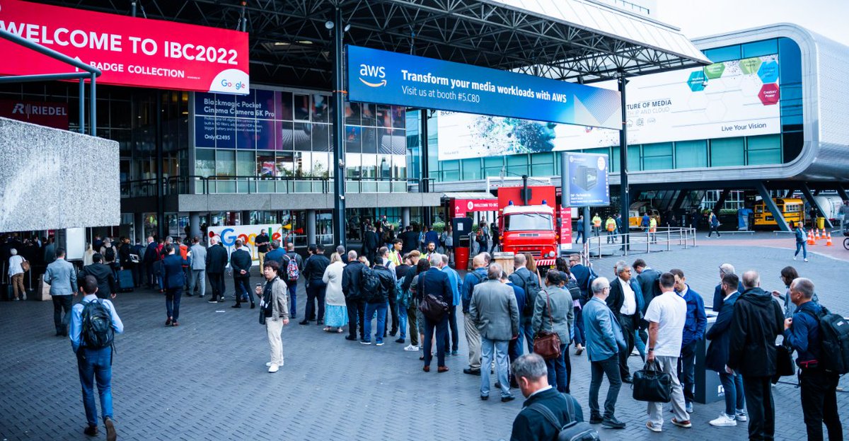 Synchronized tweet media