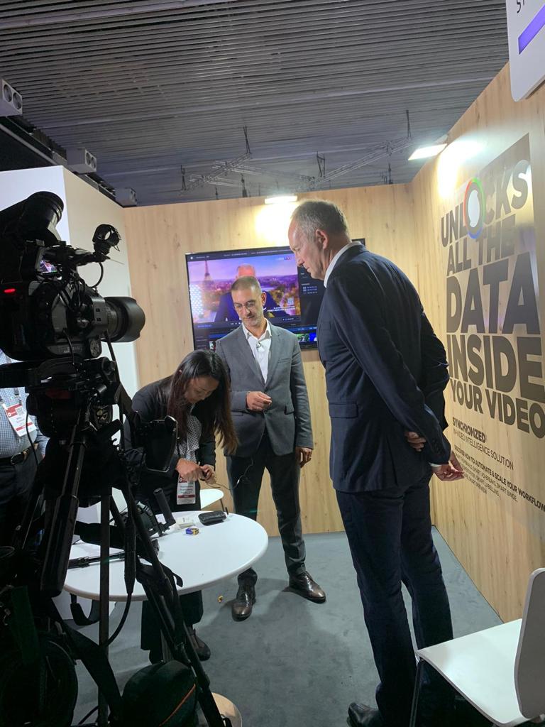 Synchronized tweet media