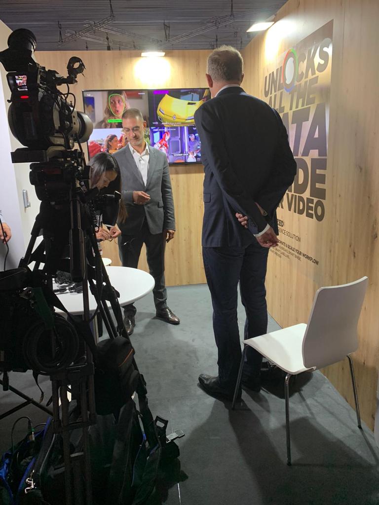 Synchronized tweet media