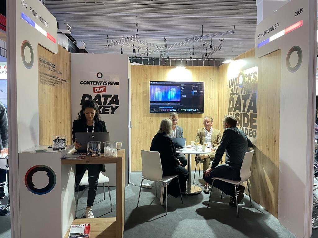 Synchronized tweet media