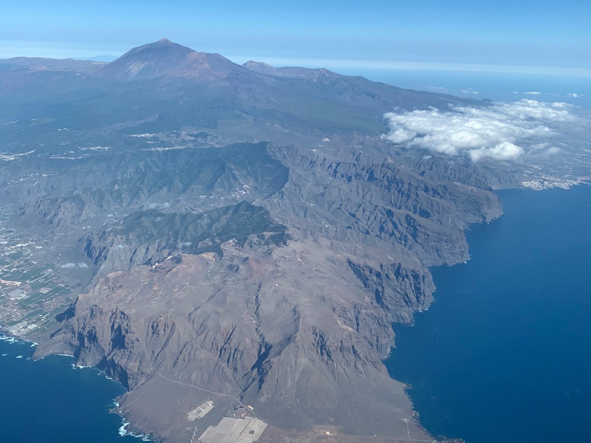 Voir cette île se dessiner et grossir  dans le pare-brise, juste majestueux.
Une de mes destinations favorites 😍
Avec une touche de cisaillement de vent pour rendre les choses plus palpitantes 😅
#Tenerife