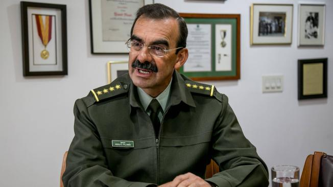 RobertoMTico's tweet photo. Entonces los generales de la comunidad del anillo de la Policía Nacional, durante la administración de Iván Mordisco y de La Madrina, no sólo están involucrados en el multimillonario desfalco de vehículos blindados, sino que también lo están en el escándalo de las casa fiscales https://t.co/mcJPWR2JKy