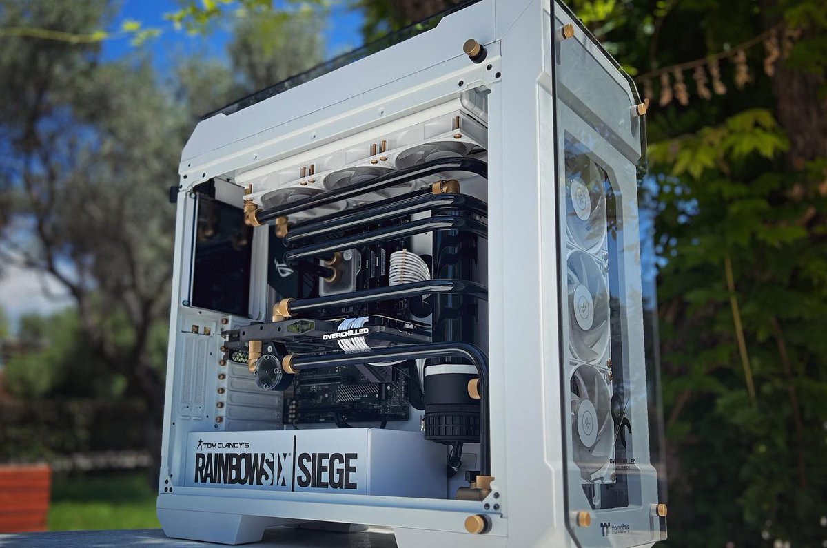 Thermaltake_UK_'s tweet photo. Beautiful View 71 build by @OverChilled 🚀
#rainbowsixsiege #Thermaltake #overchilled https://t.co/XOaargktSg