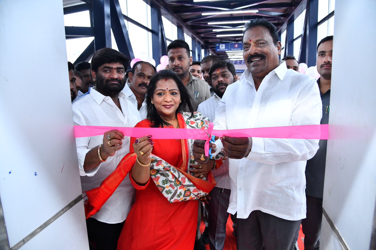 gadwalvijayainc's tweet photo. Inaugurated Foot Over Bridge near Swapna Theater constructed with a cost of 3.5 Cr along with MLA @PrakashGoudTRS Garu, local corporator &amp; @GHMCOnline officials. It is one of the busiest roads in city FOB will provide a safe passage to the pedestrians crossing the road. @KTRTRS https://t.co/QJz6AgbwtX