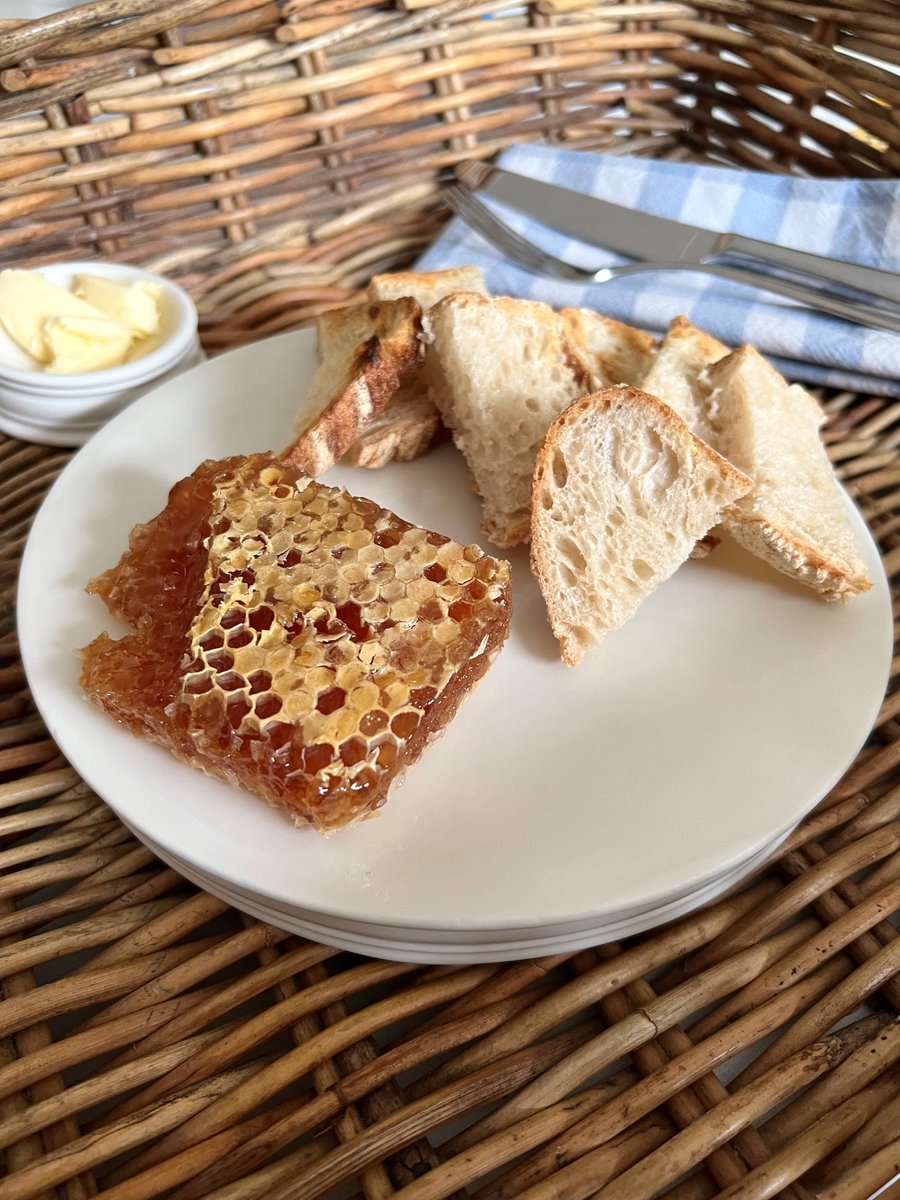 Warm buttery toast topped off with sweet heather honey. 

The perfect breakfast to share.

bit.ly/3DimlD6