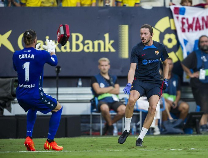 PhilipsSpain's tweet photo. La asistencia de los servicios sanitarios y la colaboración de jugadores y aficionados del Cádiz-Barcelona salvaron la vida a un espectador, quien sufrió una parada cardiaca durante los minutos finales del partido en el estadio Nuevo Mirandilla

#LatidosVitales #RCP #DESA https://t.co/QLJDhiMDZG
