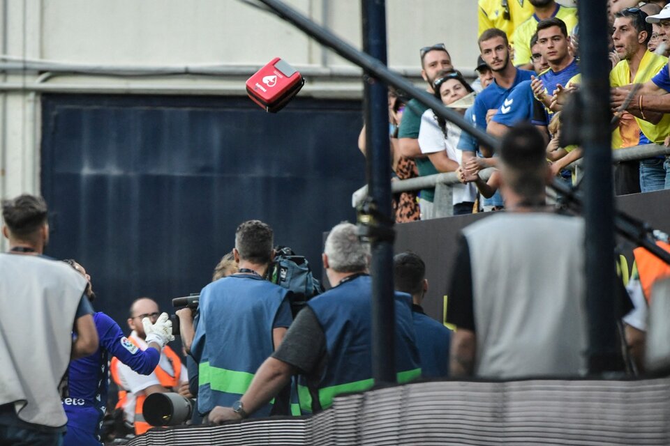 PhilipsSpain's tweet photo. La asistencia de los servicios sanitarios y la colaboración de jugadores y aficionados del Cádiz-Barcelona salvaron la vida a un espectador, quien sufrió una parada cardiaca durante los minutos finales del partido en el estadio Nuevo Mirandilla

#LatidosVitales #RCP #DESA https://t.co/QLJDhiMDZG