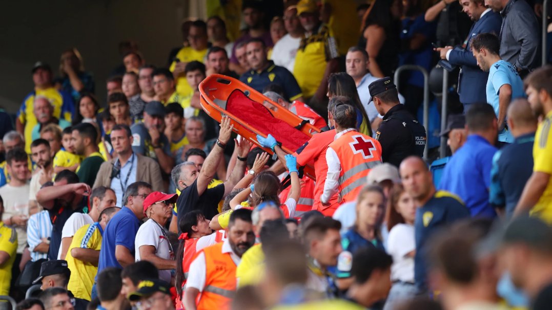 PhilipsSpain's tweet photo. La asistencia de los servicios sanitarios y la colaboración de jugadores y aficionados del Cádiz-Barcelona salvaron la vida a un espectador, quien sufrió una parada cardiaca durante los minutos finales del partido en el estadio Nuevo Mirandilla

#LatidosVitales #RCP #DESA https://t.co/QLJDhiMDZG